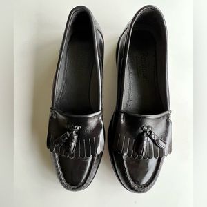 NWOT. Men’s Rockport hand sewn black leather tassel loafers. Vibram bottoms